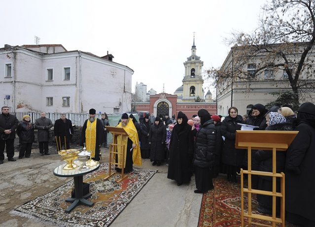 Молебен перед началом строительства в ноябре 2012 года