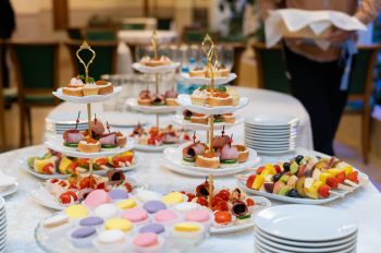 Фуршет в окружении зелени картин и фресок